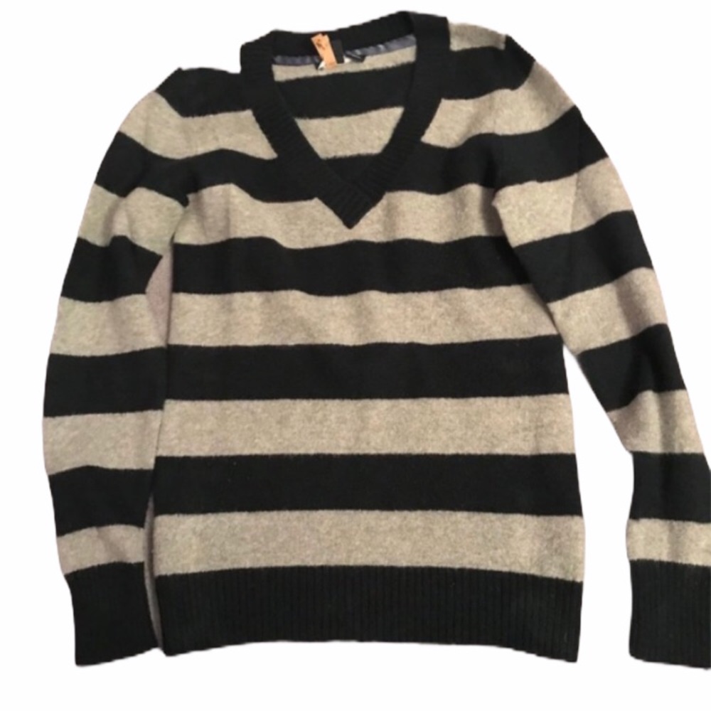 GAP Navy and Gray striped sweater Size Small
